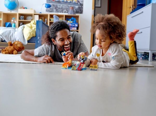 Конструктор LEGO Minions Міньйони в лабораторії Гру 75546