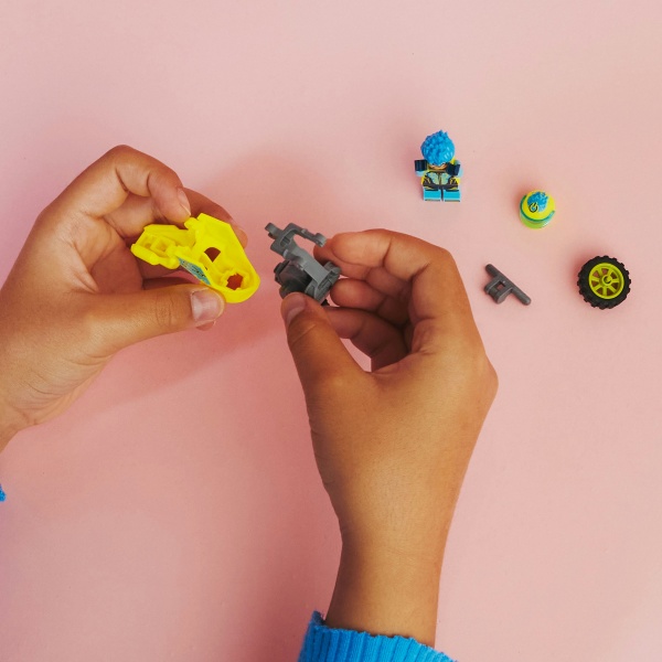 Конструктор LEGO City Каскадерський кібермотоцикл 60358