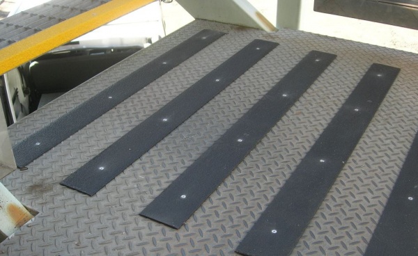 Накладка композитна плоска Tried Composites антиковзке покриття 50x3x1000 мм чорний 