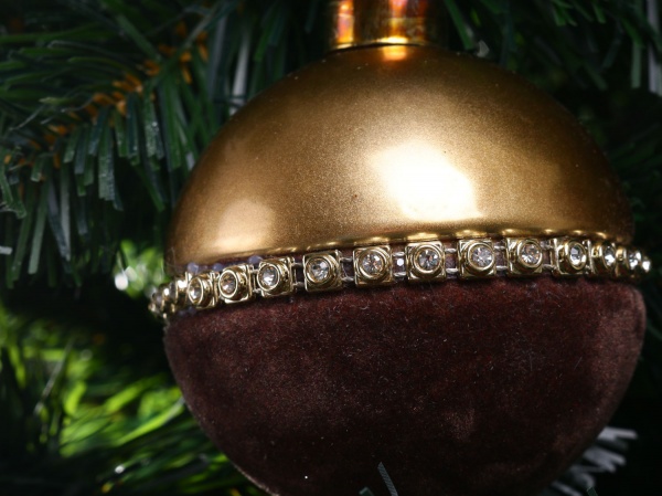 Елочная игрушка в форме шара с бусинами 8 см 