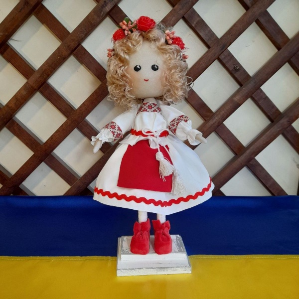 Статуэтка Девочка-Украинка в вышиванке с венком 28 см