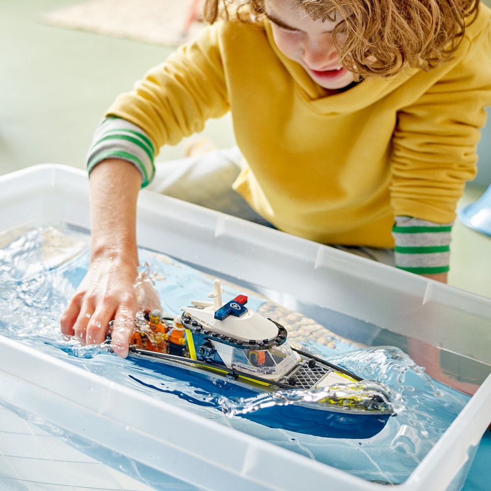 Конструктор LEGO City Преследование на полицейском катере 60456