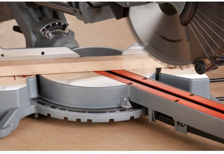 Пила торцювальна Black+Decker BES710