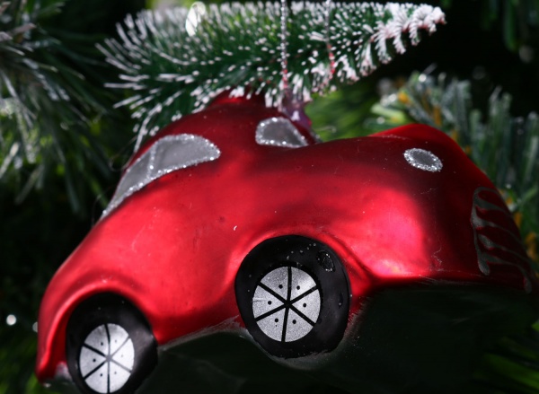 Ялинкова іграшка у формі автомобіля з ялинкою 4,5 см 