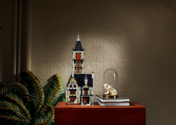 Конструктор LEGO Будинок із привидами на ярмарку 10273