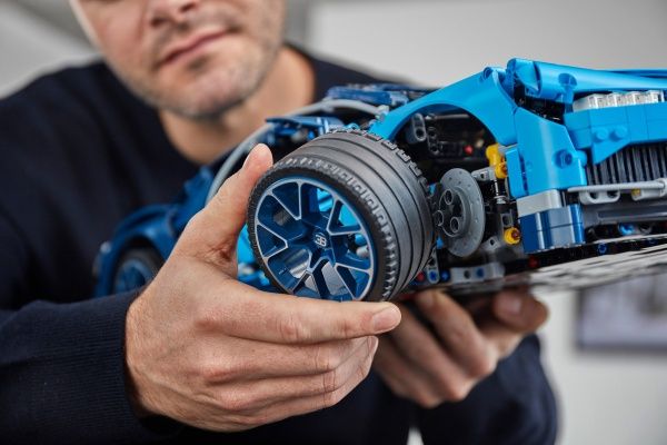 Конструктор LEGO Technic Bugatti Chiron 42083