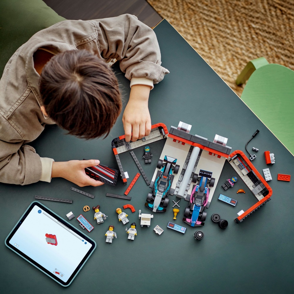 Конструктор LEGO City Гараж F1® та автомобілі Mercedes-AMG і Alpine 60444