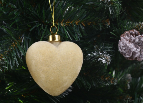 Елочная игрушка в форме сердца 9 см 