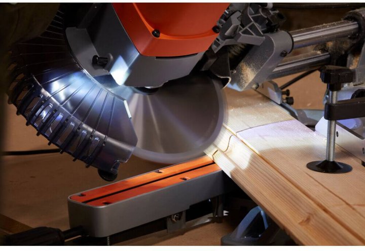 Пила торцювальна Black+Decker BES710