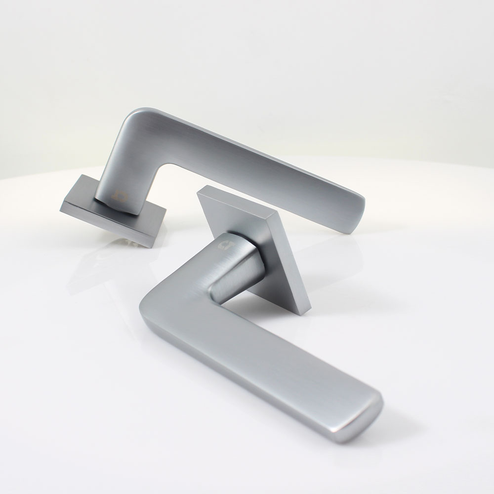 Ручка на розетке Comit Nox Q брашированный матовый хром