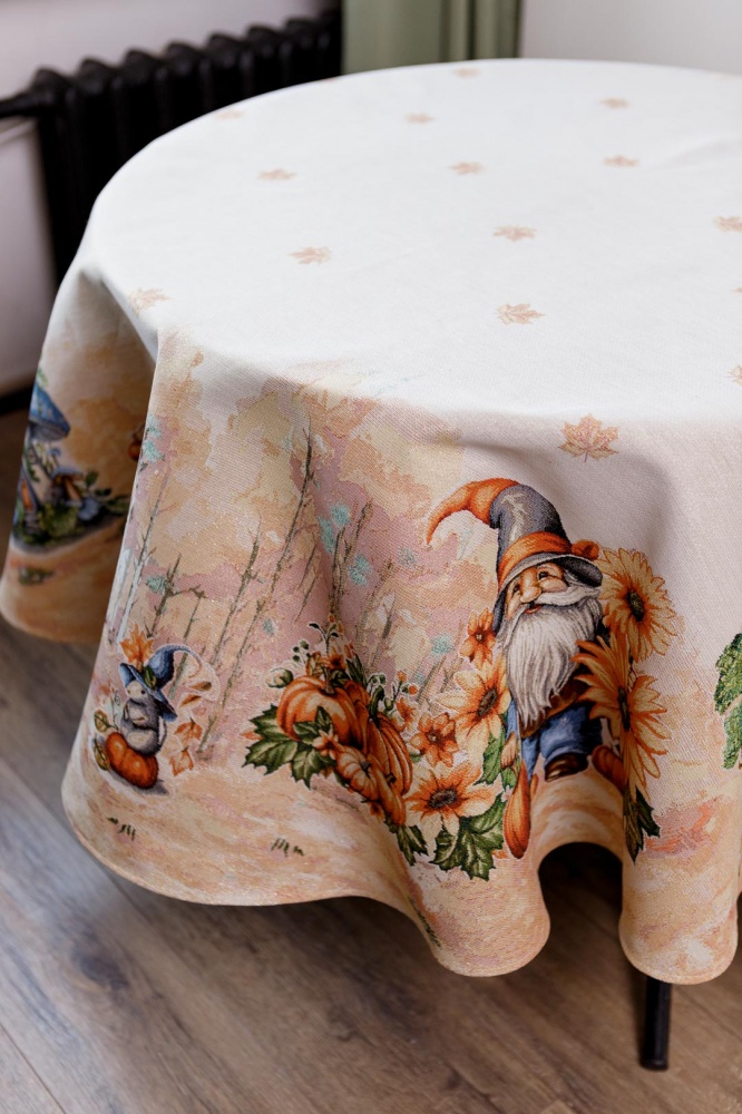 Скатерть Тыквенные гномы d180 180x180 см бежево-желтый Прованс