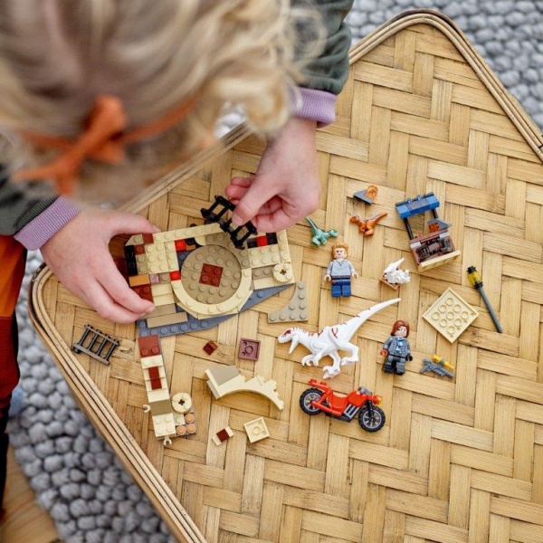 Конструктор LEGO Jurassic World Переслідування атроцираптора на мотоциклі 76945