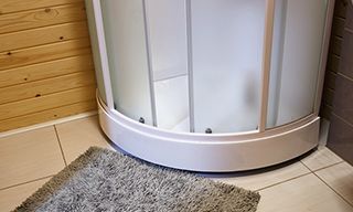 Как выбрать и установить душевой поддон