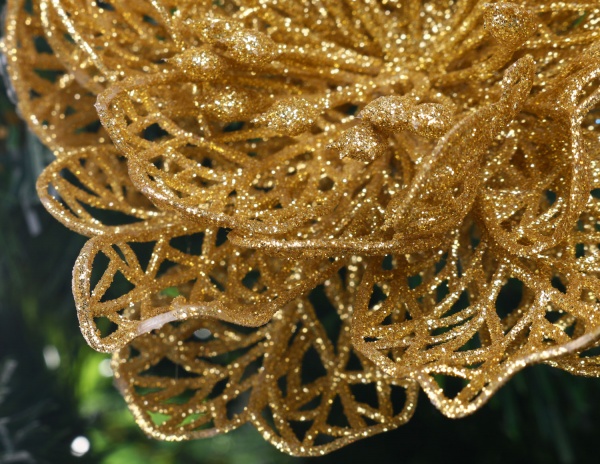 Цветок декоративный новогодняя малая золотая присыпка 10 см с зажимом