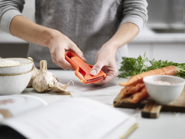 Овощечистка горизонтальная с защитой Gadgets оранжевый 1000966 Joseph Joseph 