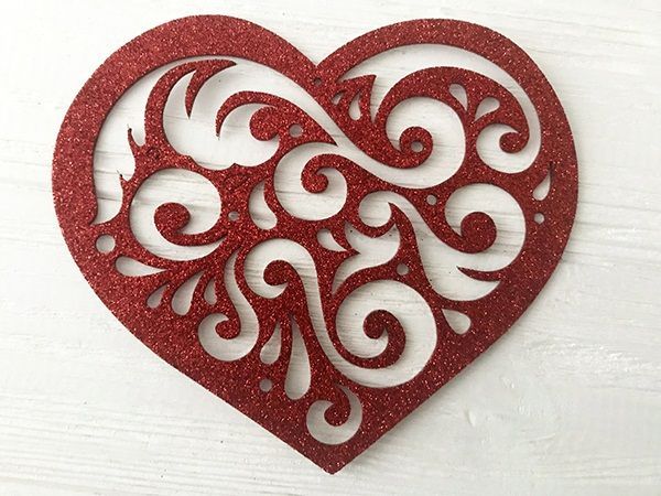 Декоративное изделие Кружевное сердце красное 12x16 см 125104 Діамантові ручки