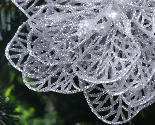 Квітка декоративна новорічна мала срібна присипка 10 см із зажимом