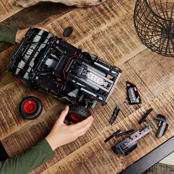 Конструктор LEGO Technic Audi RS Q e-tron 42160