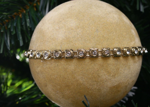 Елочная игрушка в форме шара с бусинами 8 см 