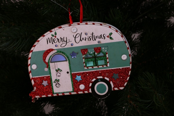 Декоративна підвіска Трейлер 16x12 см різнокольоровий NY21038