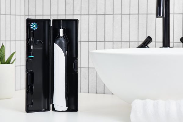 Электрическая зубная щетка Oral-B Pro 750 D16.513.1UX черная + дорожный чехол