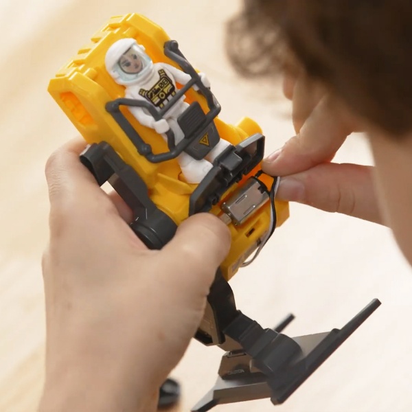 Игровой набор Astropod с фигуркой – Миссия «Двигайся в экзоскелете» 80334