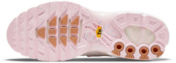 Кросівки Nike AIR MAX PLUS DD6612-001 р.38,5 чорний