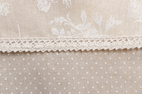 Скатерть Шале розы с кантом 136x220 см бежевый La Nuit 