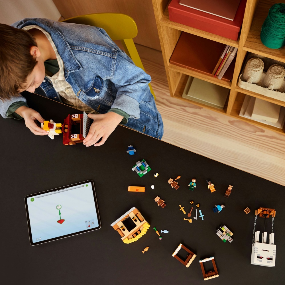 Конструктор LEGO Minecraft Напад на село з повітряною кулею Ґаст 21273