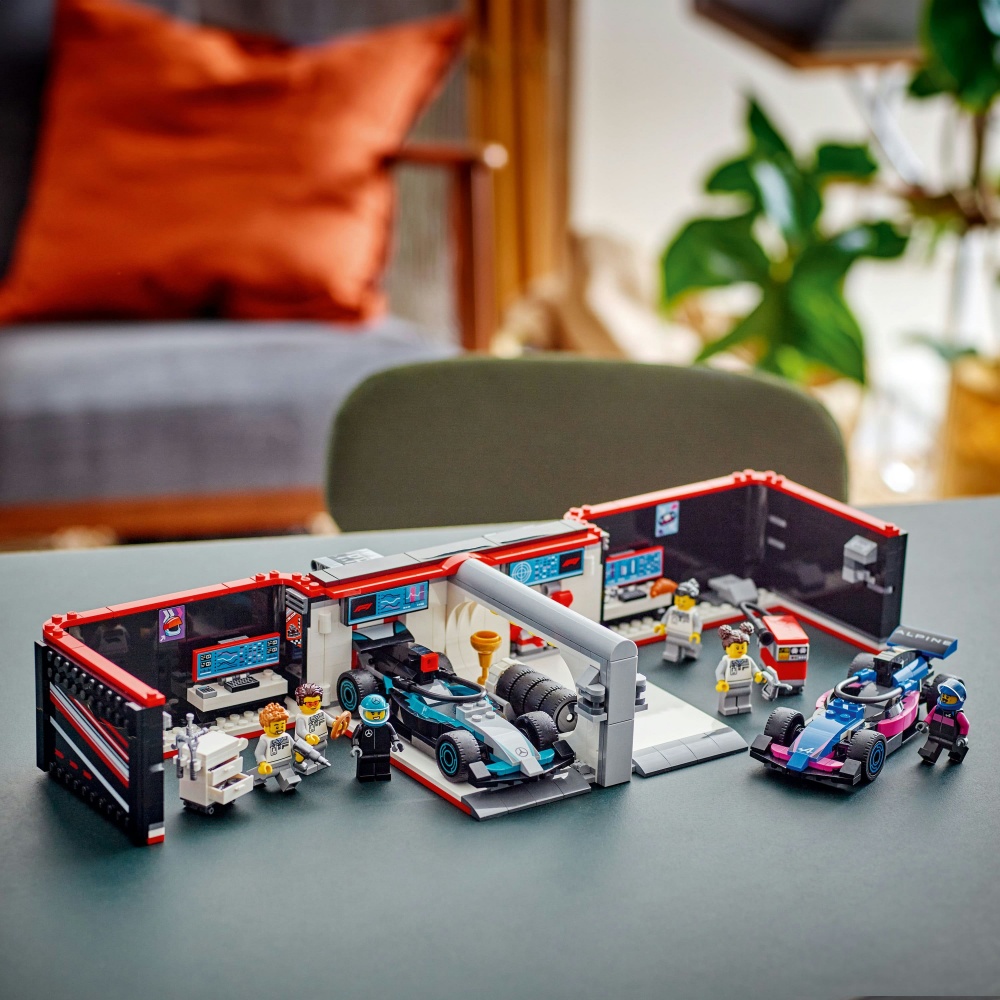 Конструктор LEGO City Гараж F1® та автомобілі Mercedes-AMG і Alpine 60444