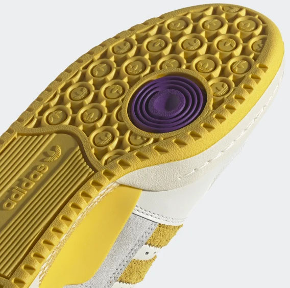 Кросівки Adidas GX4537 р.40 бежевий