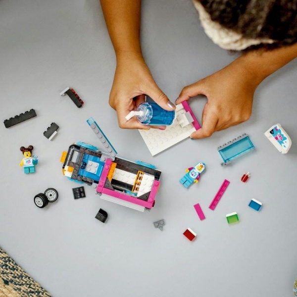 Конструктор LEGO City Веселый фургон пингвина 60384