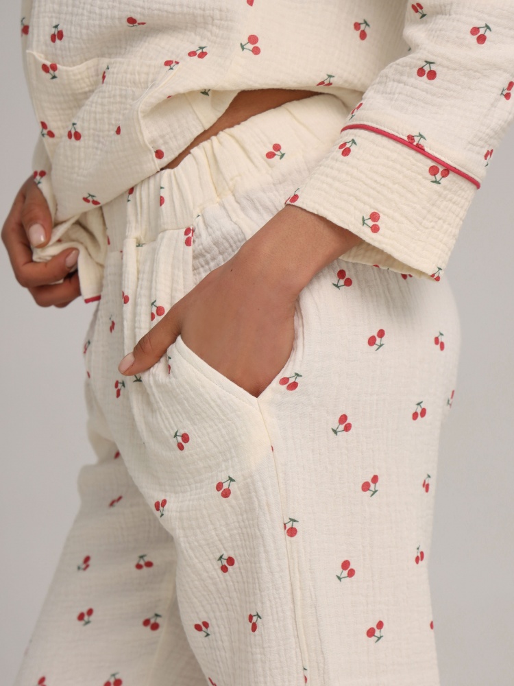 Пижама женская German Volf Вишни р. S молочный с принтом (26004)