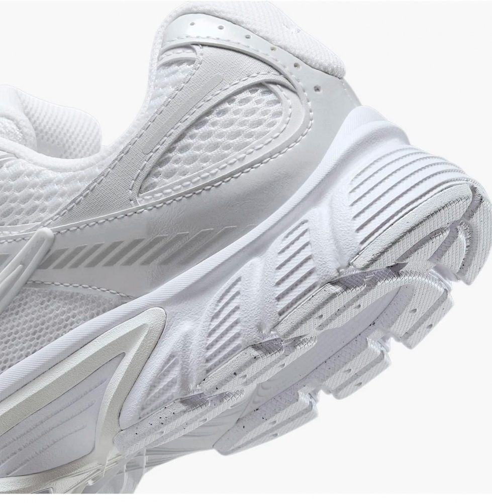 Кросівки жіночі Nike V5 RNR HQ7901-101 р.38 білі