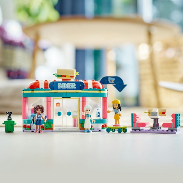 Конструктор LEGO Friends Ресторанчик в центре Хартлейк Сити 41728