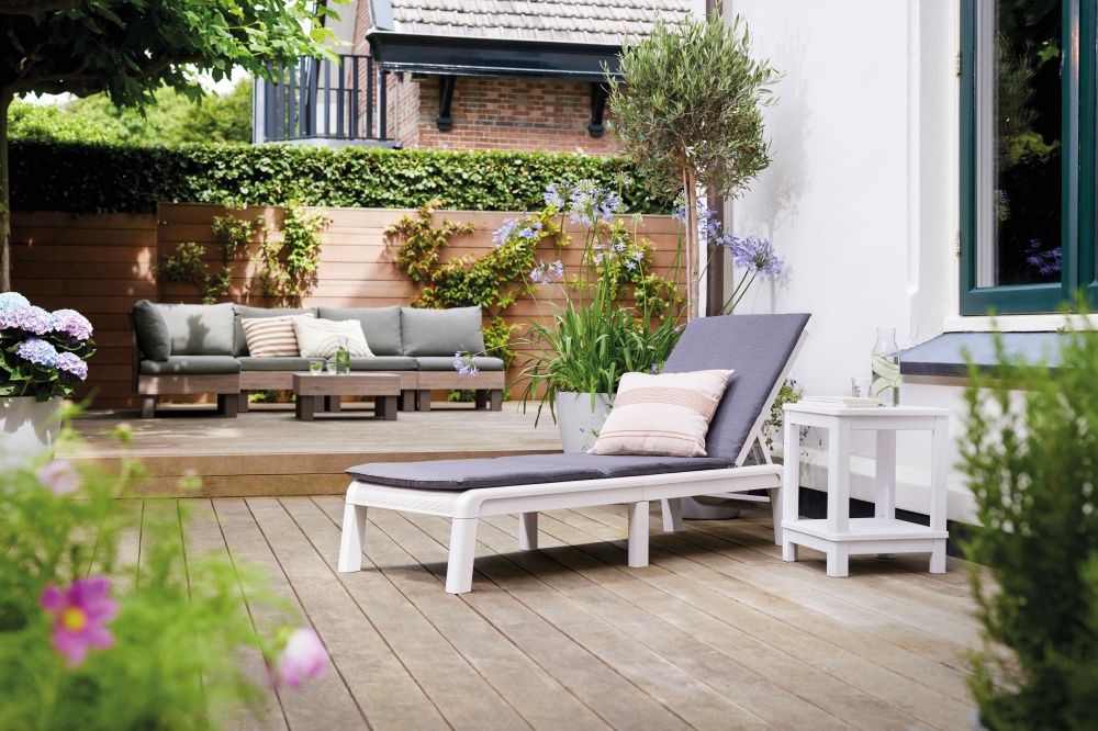 Шезлонг розкладний Keter Mallorca білий з матрацом 58x187,5 см білий