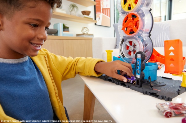 Игровой набор Hot Wheels Приключения и трюки в шиномонтаже HDP02