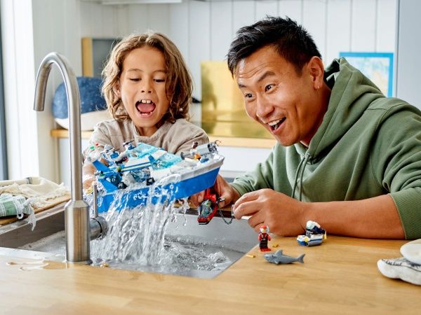 Конструктор LEGO City Катер полицейского патруля 60277