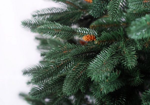 Елка искусственная Рождественская с шишками 1.8 м литая зеленый 