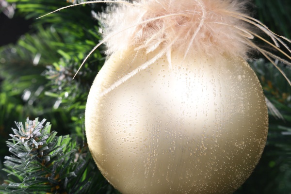 Елочная игрушка в форме шара с перьями 8 см 