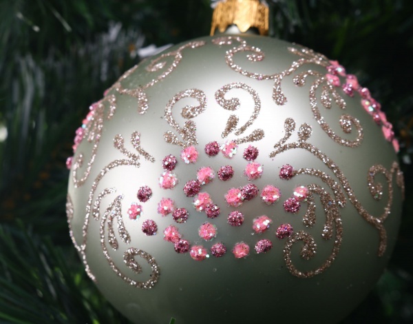 Елочная игрушка в форме шара с рисунком цветов 8 см AVG113310 