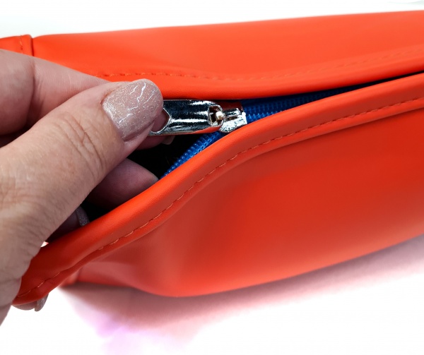 Косметичка классическая 24х14х8 см красный