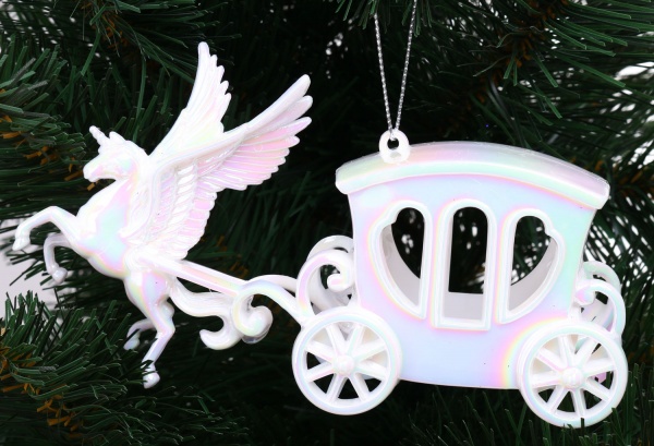 Подвеска пластиковая Лошадь с каретой 15 см белый EPI-F19620196