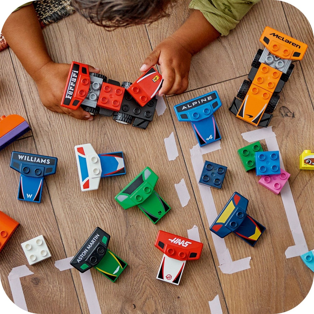 Конструктор LEGO DUPLO Автомобили для гонки и пилоты команд Формулы-1 10445