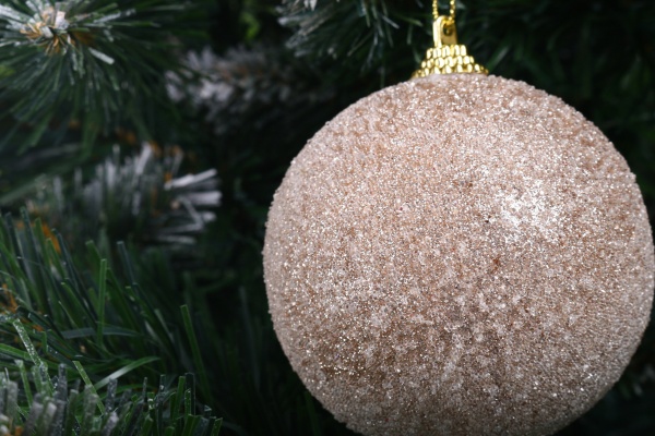 Елочная игрушка в форме шара с блестками и бусинками 8 см CAA130500 