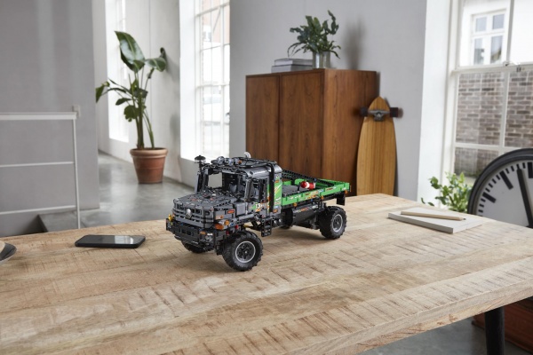 Конструктор LEGO Technic Грузовик Mercedes-Benz Zetros 4x4 с управлением из приложения 42129