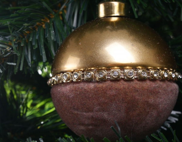 Елочная игрушка в форме шара с бусинами 8 см 