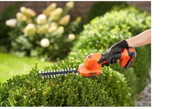 Кусторез аккумуляторный Black+Decker BCSS18D1