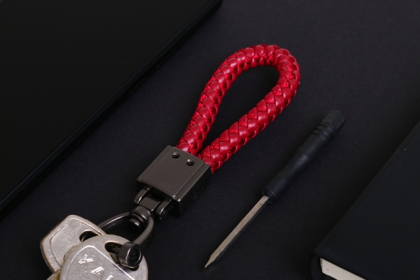 Брелок для ключей с U зажимом с отверткой красный