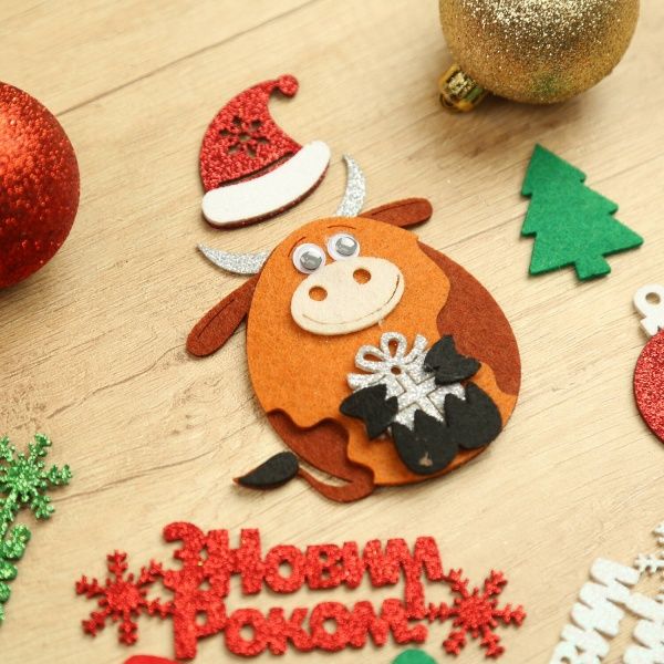 Декоративний виріб Бичок з подарунком 9 см 4 шт. 125142 Діамантові ручки